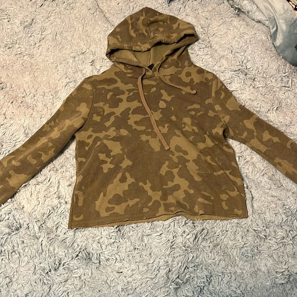 camo cropped hoodie